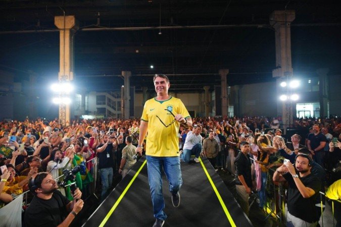 Flávio Bolsonaro dança durante evento do PL no Rio de Janeiro, na manhã desta sexta-feira (3/7) - (crédito: Vittor Sales/Divulgação pré-campanha Flávio Bolsonaro) Flávio Bolsonaro dança durante evento do PL no Rio de Janeiro, na manhã desta sexta-feira (3/7) - (crédito: Vittor Sales/Divulgação pré-campanha Flávio Bolsonaro)