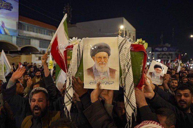 Autoridades iranianas adotaram a frase 'Precisamos nos erguer' como slogan do funeral - (crédito: MEHR) Autoridades iranianas adotaram a frase 'Precisamos nos erguer' como slogan do funeral - (crédito: MEHR)
