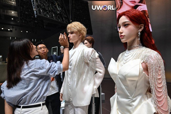Robôs e inversores chineses foram bloqueados pelos EUA para evitar riscos à segurança nacional e proteger o avanço da inteligência artificial - (crédito: ADEK BERRY / AFP) Robôs e inversores chineses foram bloqueados pelos EUA para evitar riscos à segurança nacional e proteger o avanço da inteligência artificial - (crédito: ADEK BERRY / AFP)