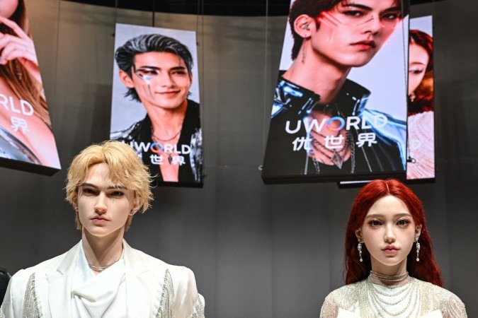 Empresa chinesa UBTech apresentou o U1, robô humanoide hiper-realista desenvolvido para atuar como companheiro emocional de pessoas solteiras e idosos. - (crédito: ADEK BERRY / AFP) Empresa chinesa UBTech apresentou o U1, robô humanoide hiper-realista desenvolvido para atuar como companheiro emocional de pessoas solteiras e idosos. - (crédito: ADEK BERRY / AFP)