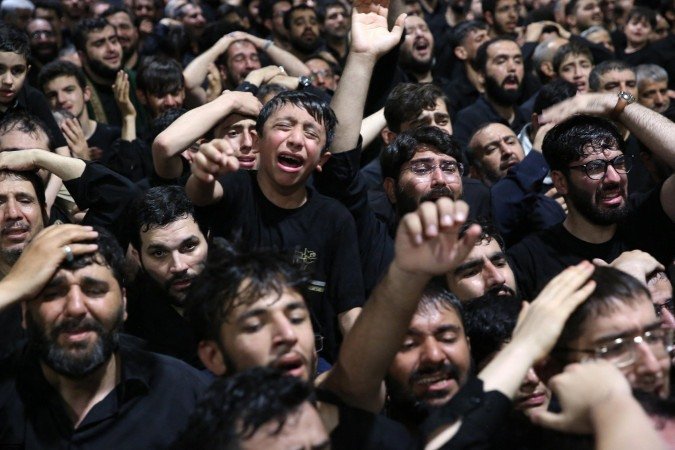 Iranianos reagem &agrave; chegada dos restos mortais de Khamenei para o vel&oacute;rio coletivo 