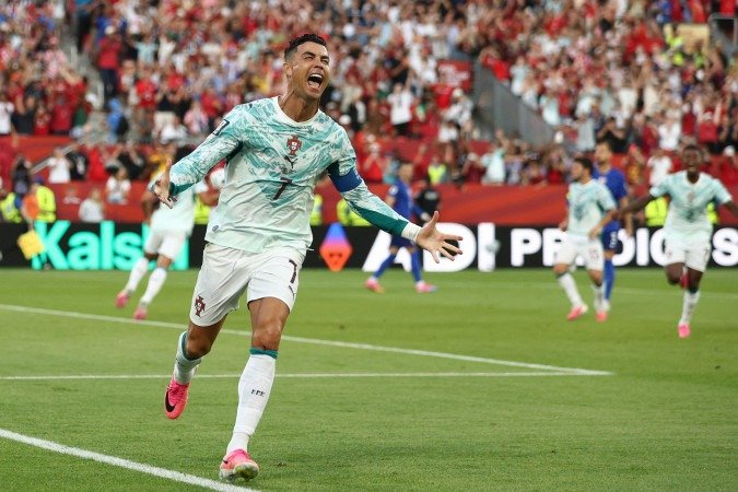 Cristiano Ronaldo extravasa ao marcar o primeiro gol em mata-mata de Copa do Mundo       -  (crédito: Cole Burston/AFP)