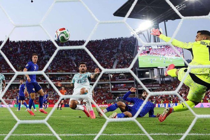 Luka Modri? foi abraçado por Cristiano Ronaldo após a partida - (crédito: Getty Images) Luka Modri? foi abraçado por Cristiano Ronaldo após a partida - (crédito: Getty Images)