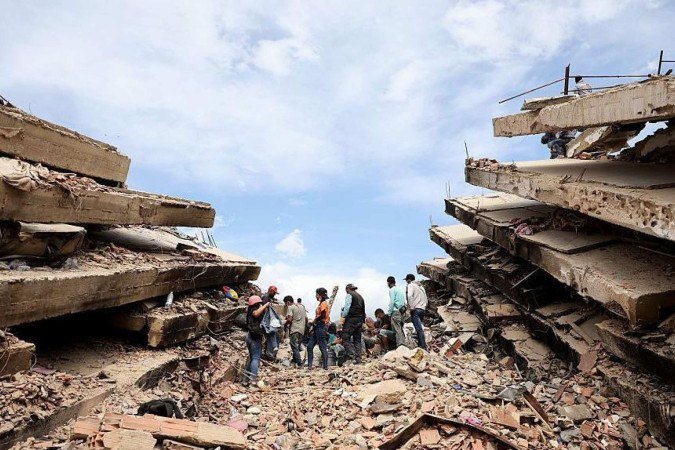 As estimativas indicam que milhares de pessoas podem estar soterradas sob os escombros - (crédito: AFP via Getty Images) As estimativas indicam que milhares de pessoas podem estar soterradas sob os escombros - (crédito: AFP via Getty Images)