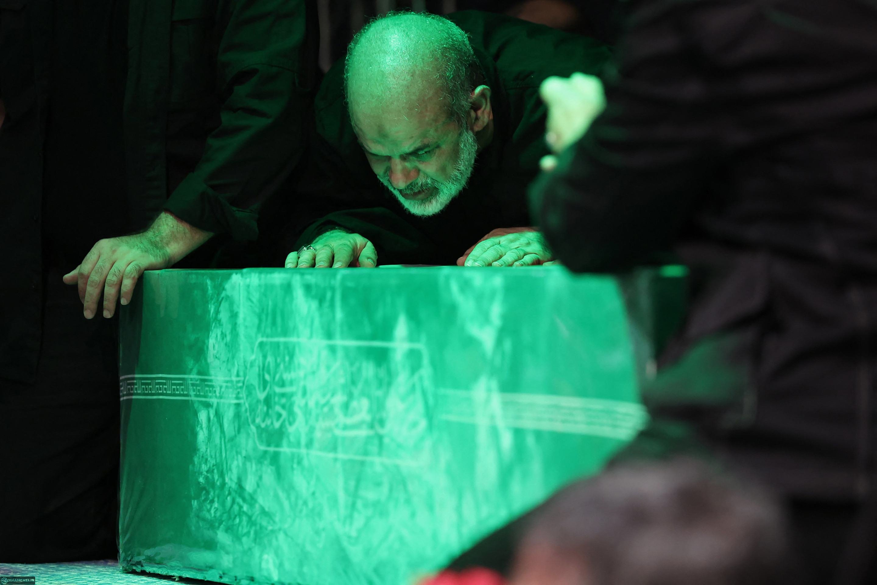 Ahmad Vahidi, chefe da Guarda Revolucion&aacute;ria, inclina-se diante da urna do guia supremo 