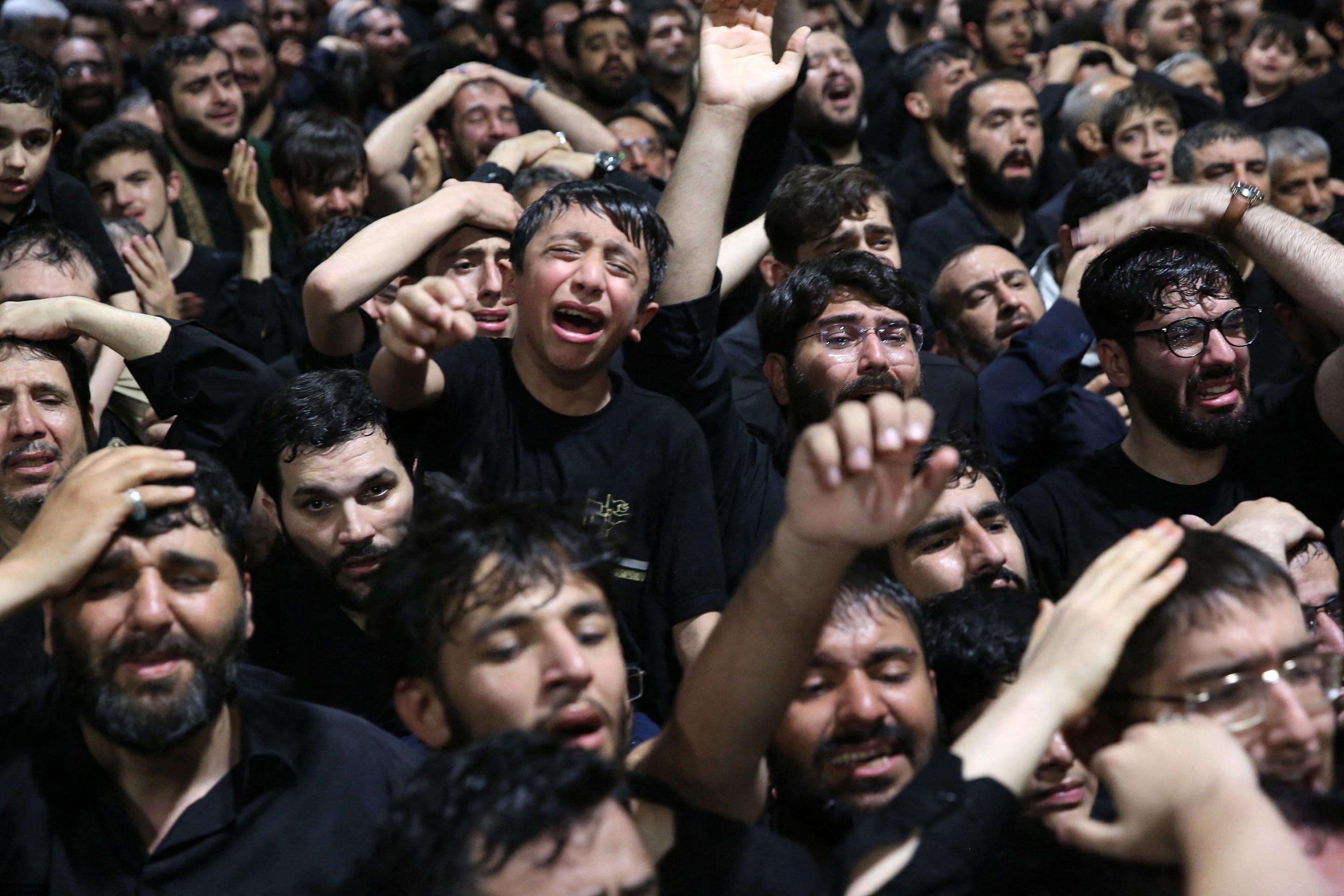 Iranianos reagem &agrave; chegada dos restos mortais de Khamenei para o vel&oacute;rio coletivo 