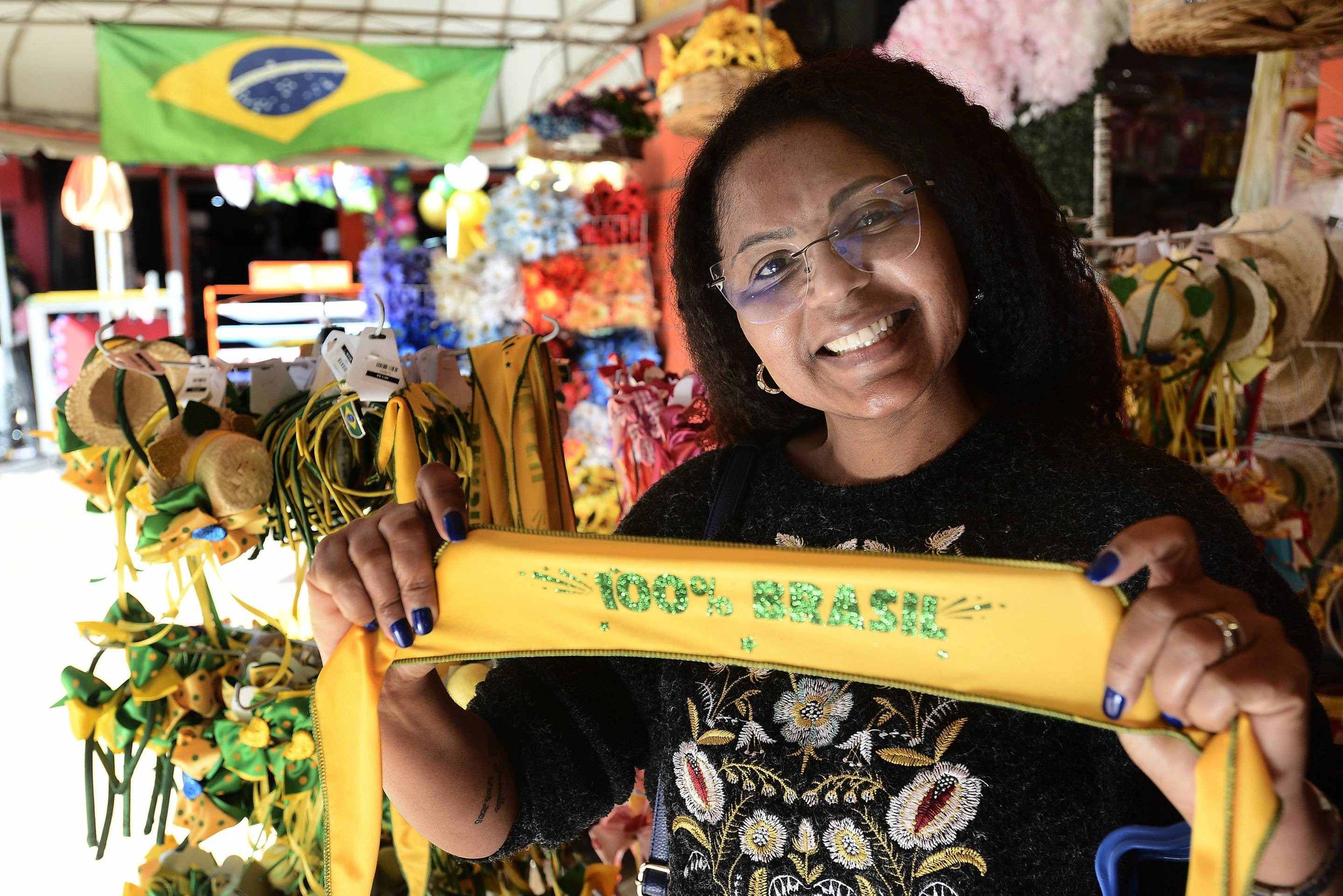 À procura de acessórios para o aniversário de uma amiga com o tema Brasil, Edjane da Conceição encontrou opções em conta no Mercado Norte 30/06/2026. A caçada á camisa oficial (e as réplicas) e aos adereços para torcer pelo Brasil na Copa. Edjane da Conceição Foto: Minervino Júnior. Baixada original em 30/6 com o ID 67074356