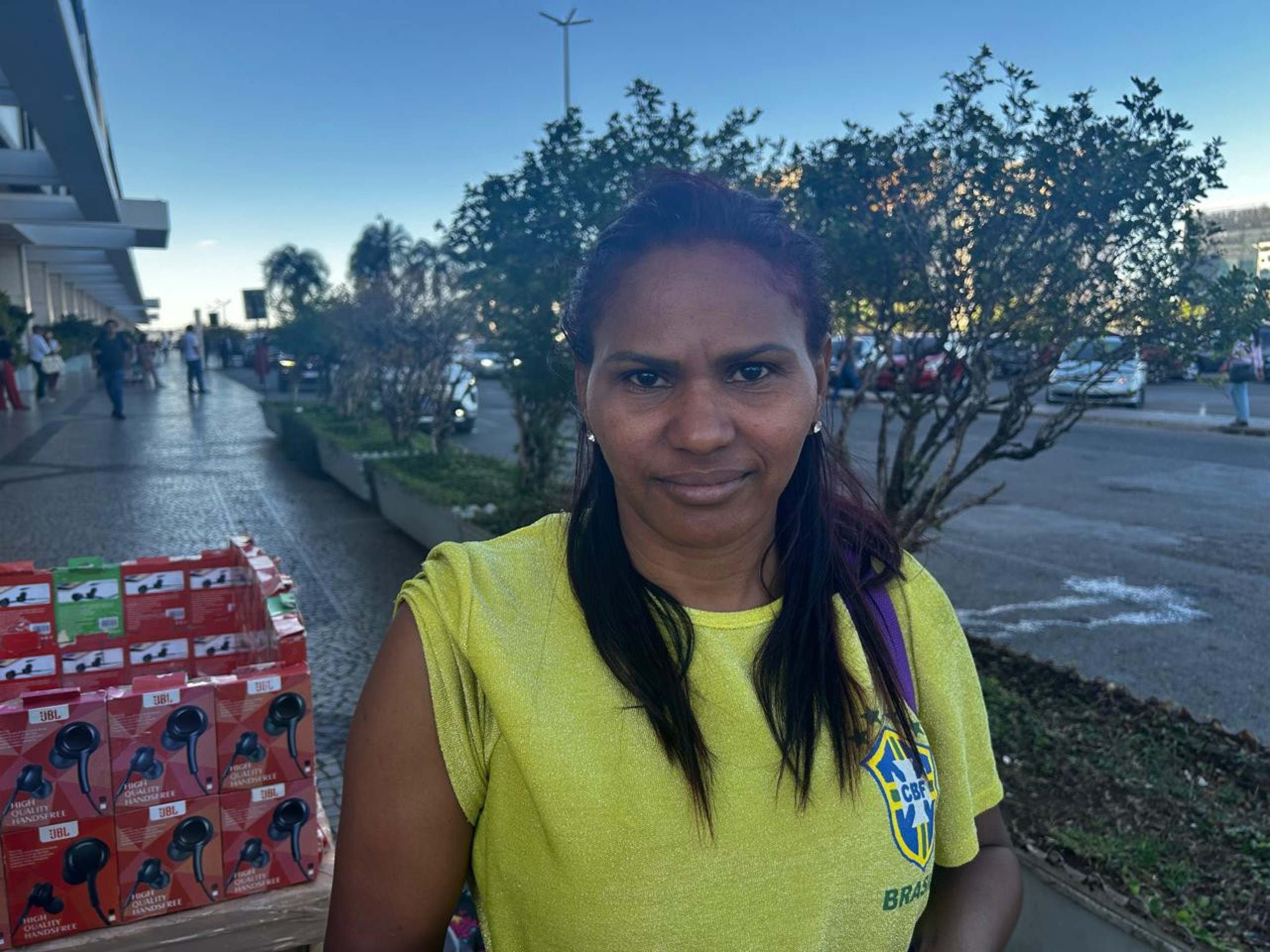 A ambulante Ana Maria Campos conta que quando a Seleção Brasileira vai entrar em campo, a quantidade de interessados nos produtos mais do que dobra Ana Maria Campos