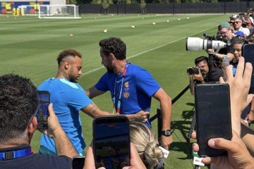 Neymar e Nenê se abraçaram durante treino da Seleção Brasileira neste sábado (4/7. -  (crédito: Pedro Bueno/No Ataque)
