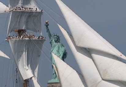 Veleiro navega pela Est&aacute;tua da Liberdade, em Nova York, durante as comemora&ccedil;&otilde;es da independ&ecirc;ncia -  (crédito:  AFP) -Veleiro navega pela Est&aacute;tua da Liberdade, em Nova York, durante as comemora&ccedil;&otilde;es da independ&ecirc;ncia -  (crédito:  AFP)