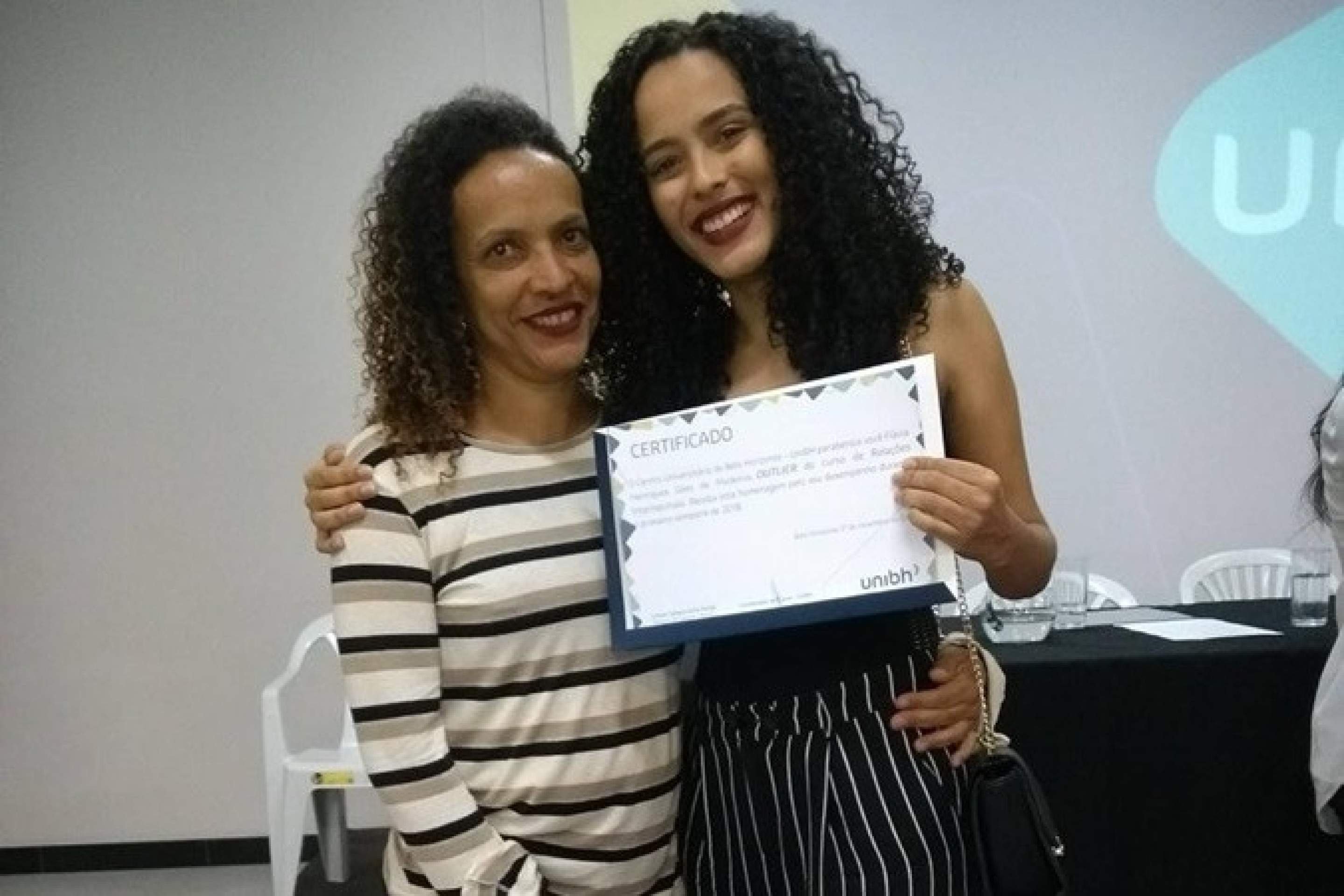 Fl&aacute;via Medeiros recebe o diploma do curso de Rela&ccedil;&otilde;es Internacionais pela UniBH, em 2018.