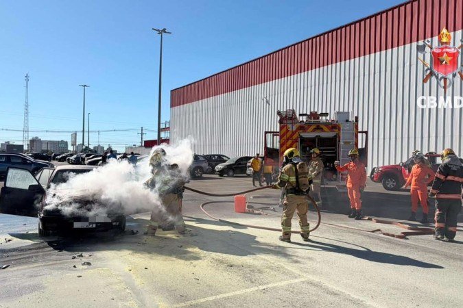 CBMDF combate incêndio em veículo no Pistão Sul