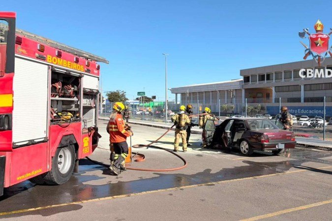 CBMDF combate incêndio em veículo no Pistão Sul
