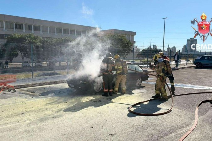 CBMDF combate incêndio em veículo no Pistão Sul