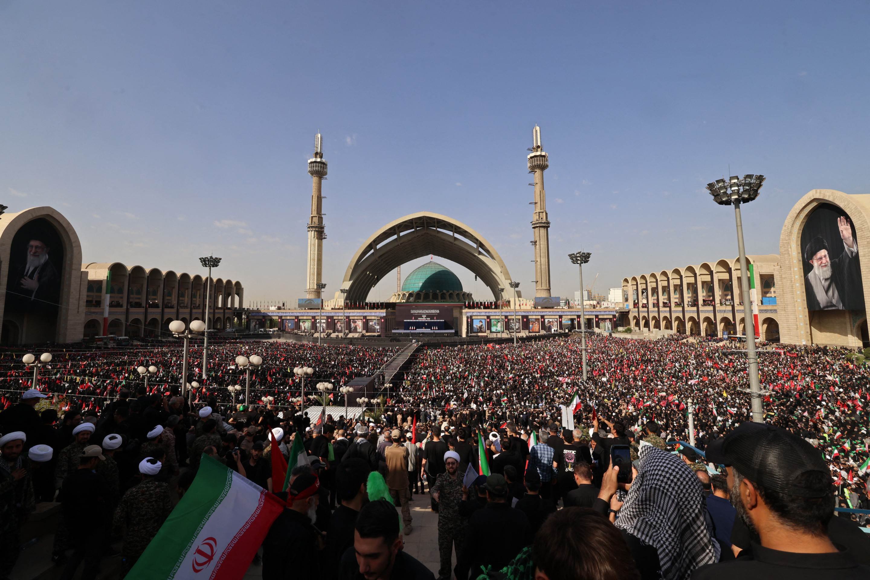 Exibição de força no funeral de Khamenei