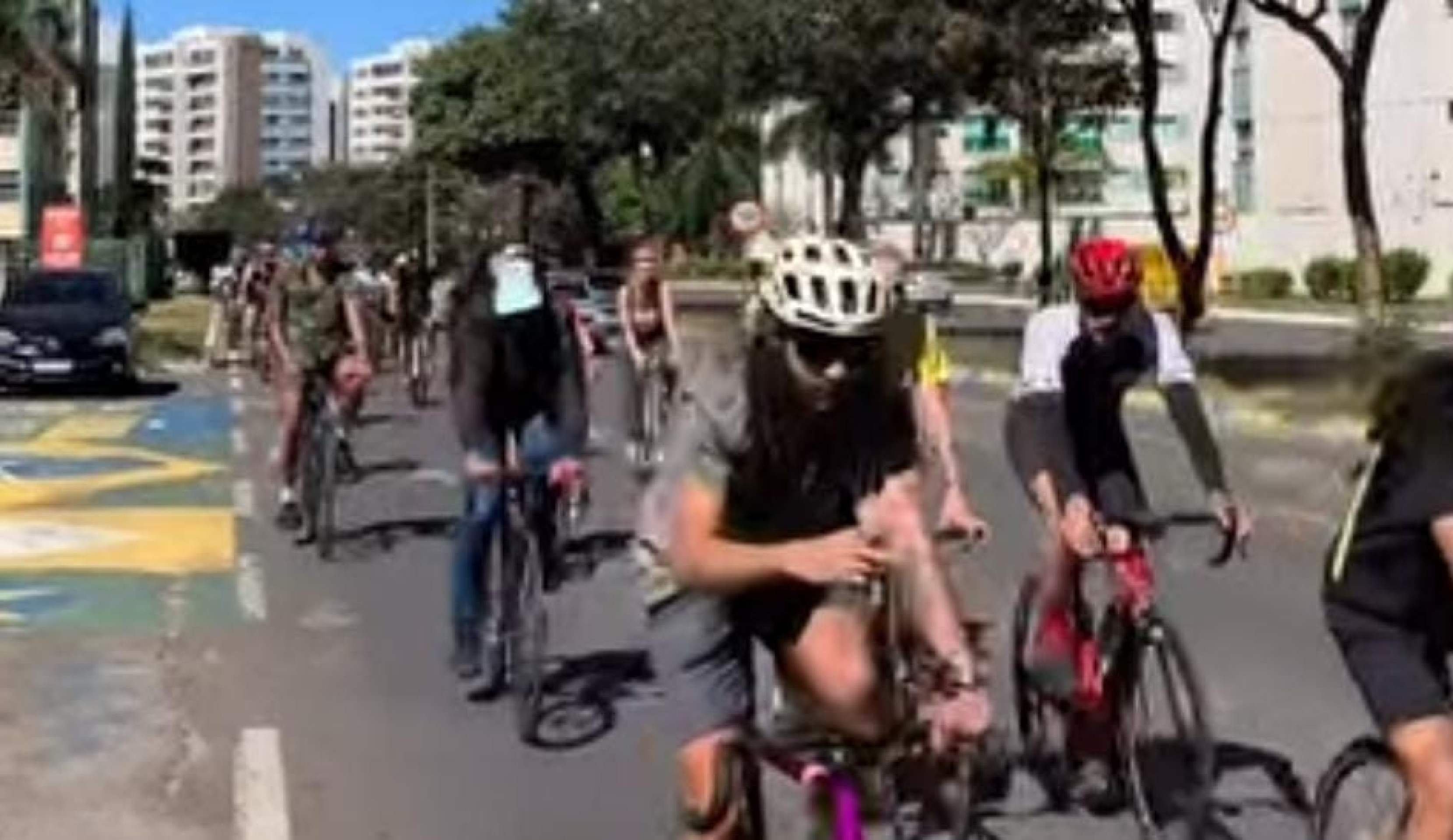 Ciclistas pedalam por mais segurança no trânsito do DF