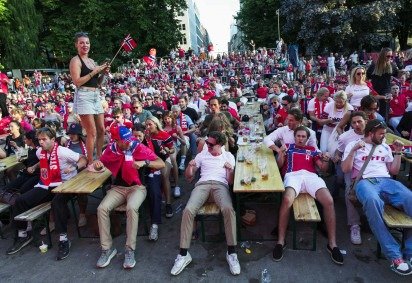 Torcedores noruegueses fazendo a 'remada viking' 
       -  (crédito:  AFP)