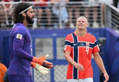 Haaland, do alto da sua humildade, teve diplomacia suficiente para elogiar a Seleção, de quem é um fã -  (crédito: Jewel SAMAD / AFP) - Haaland, do alto da sua humildade, teve diplomacia suficiente para elogiar a Seleção, de quem é um fã -  (crédito: Jewel SAMAD / AFP)