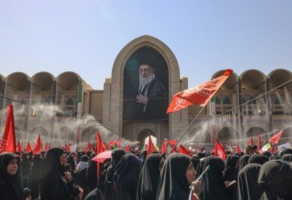 Fiéis rezam pelo líder no segundo dia de cerimônias fúnebres na Grande Mosalla -  (crédito: Atta kenare/ AFP) -Fiéis rezam pelo líder no segundo dia de cerimônias fúnebres na Grande Mosalla -  (crédito: Atta kenare/ AFP)