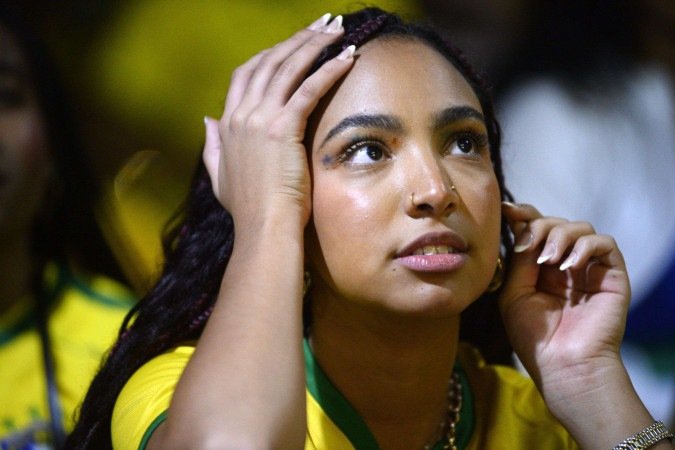 Decepcionada, Brenda Martins olha para frente: 