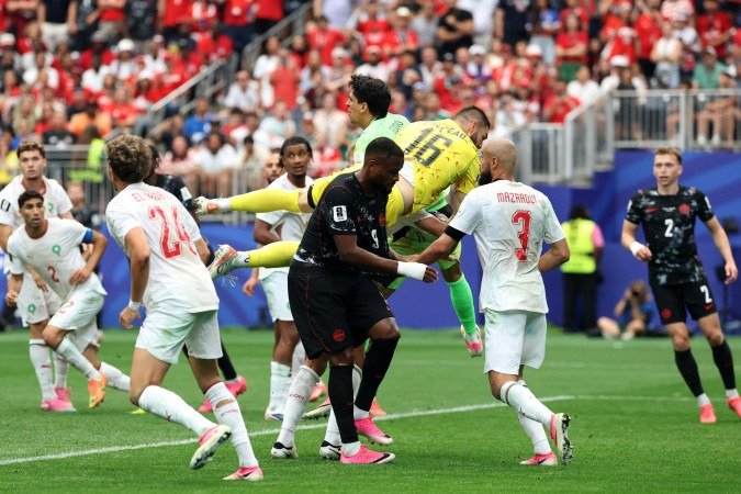 O goleiro do Marrocos, Yassine Bounou (nº 1), e o goleiro do Canadá, Maxime Crepeau (nº 16), colidem durante a partida das oitavas de final da Copa do Mundo de 2026. - (crédito: AFP)
O goleiro do Marrocos, Yassine Bounou (nº 1), e o goleiro do Canadá, Maxime Crepeau (nº 16), colidem durante a partida das oitavas de final da Copa do Mundo de 2026. - (crédito: AFP)