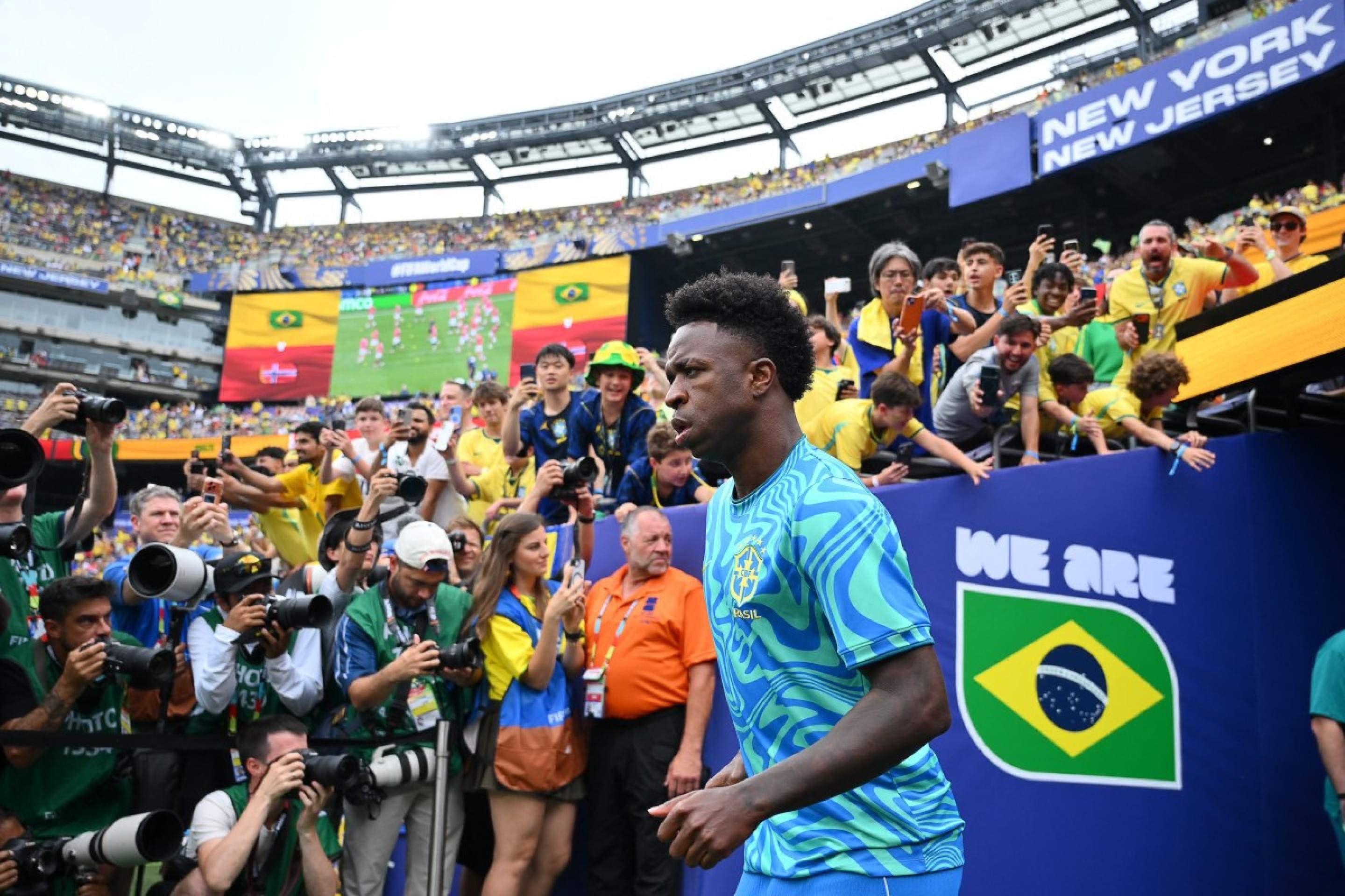 O atacante n&ordm; 07 do Brasil, Vinicius Junior, entra em campo antes da partida de futebol das oitavas de final da Copa do Mundo de 2026 entre Brasil e Noruega no New York/New Jersey Stadium, em East Rutherford, em 5 de julho de 2026