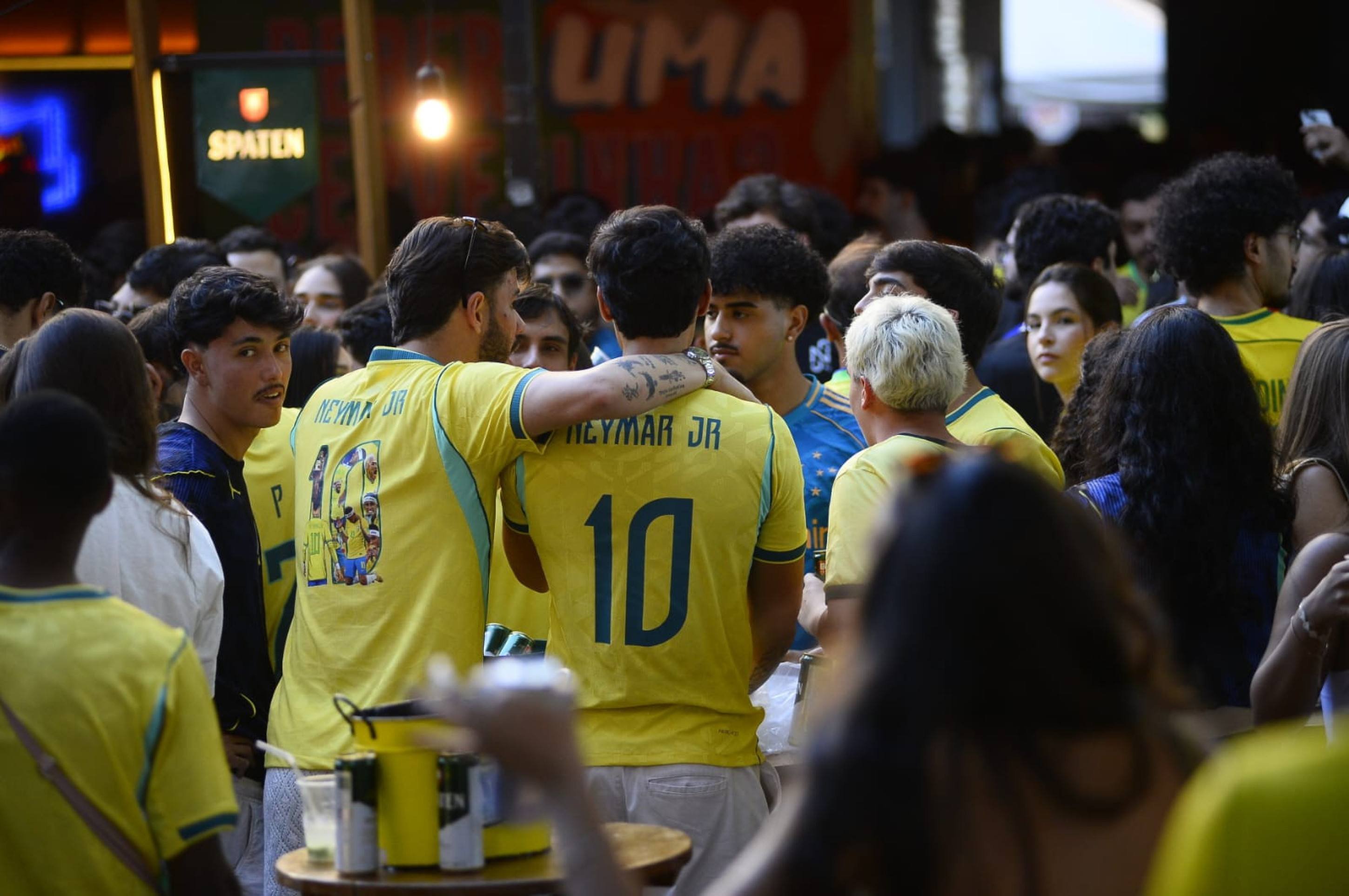 Torcedores apostam alto na vitória do Brasil em bar da Asa Norte