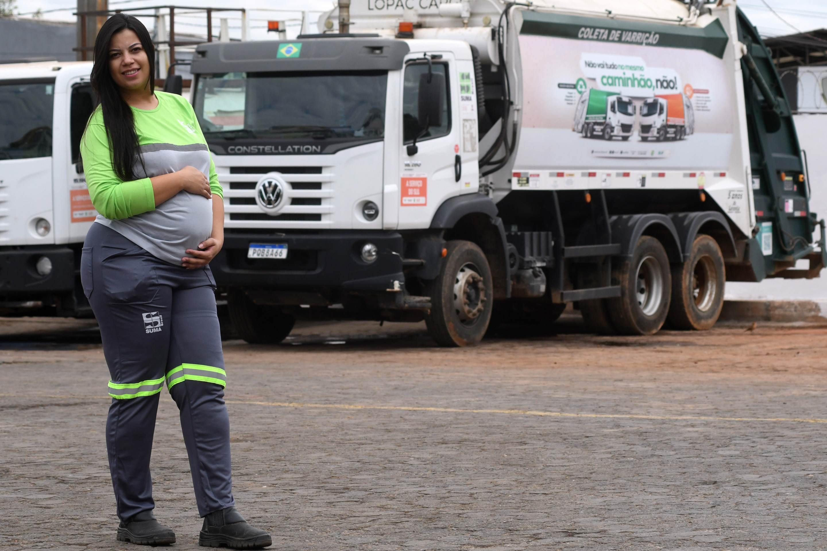 Tamara Dias come&ccedil;ou a trabalhar no SLU como gari e hoje &eacute; uma das seis mulheres entre os 520 motoristas da empresa