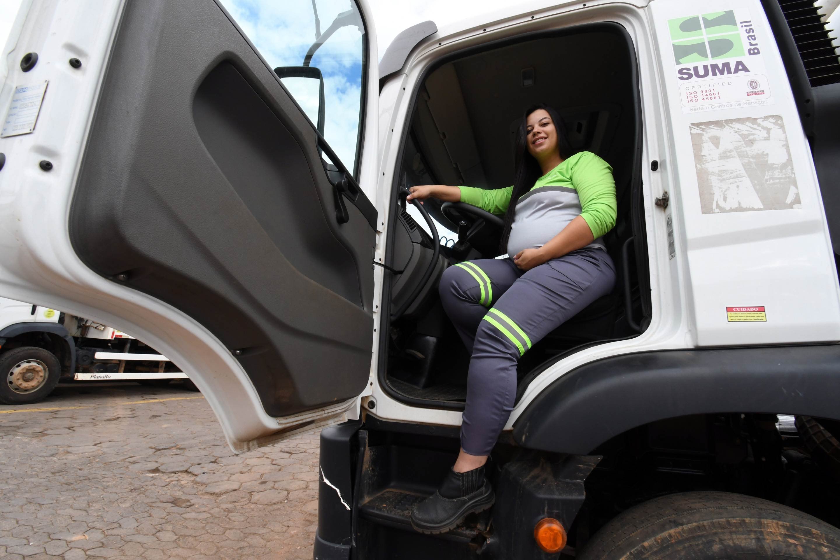 Tamara Dias &eacute; uma das seis motoristas do caminh&atilde;o do SLU