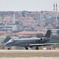 O jato com o secretário-geral do bloco, Mark Rutte, pousa na capital turca, Ancara: líder político administra pressões dos EUA  -  (crédito: Muhammed Abdullah Kurtar/AFP)