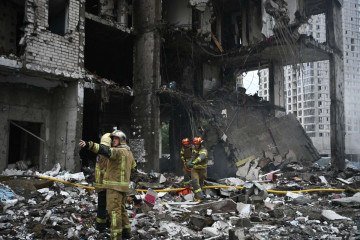 Equipes de resgate trabalham em um prédio residencial de vários andares danificado após um ataque com mísseis russos à capital ucraniana, Kiev, em 6 de julho de 2026, em meio à invasão russa da Ucrânia       -  (crédito: GENYA SAVILOV / AFP)