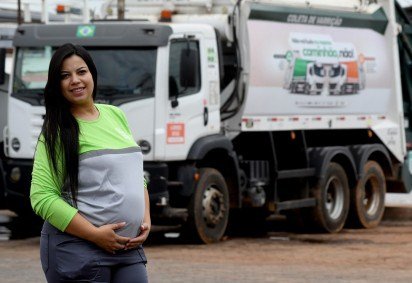 Tamara Dias começou a trabalhar no SLU como gari e hoje é uma das seis mulheres entre os 520 motoristas da empresa -  (crédito:  Marcelo Ferreira/CB/D.A Press) -Tamara Dias começou a trabalhar no SLU como gari e hoje é uma das seis mulheres entre os 520 motoristas da empresa -  (crédito:  Marcelo Ferreira/CB/D.A Press)