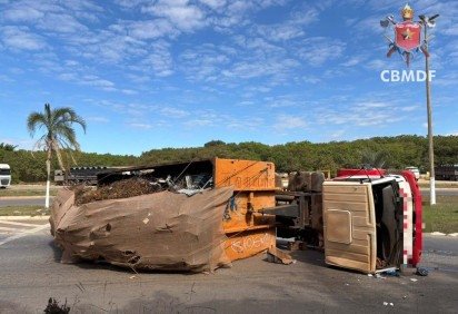 Condutor sofreu ferimentos leves, foi levado ao hospital  -  (crédito: Divulgação CBMDF) -Condutor sofreu ferimentos leves, foi levado ao hospital  -  (crédito: Divulgação CBMDF)