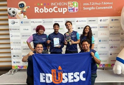 A equipe do Clube de Rob&oacute;tica da EduSesc celebra as vit&oacute;rias na RoboCupJunior, na Coreia do Sul, conquistando dois pr&ecirc;mios no torneio mundial. -  (crédito: Divulga&ccedil;&atilde;o) -A equipe do Clube de Rob&oacute;tica da EduSesc celebra as vit&oacute;rias na RoboCupJunior, na Coreia do Sul, conquistando dois pr&ecirc;mios no torneio mundial. -  (crédito: Divulga&ccedil;&atilde;o)