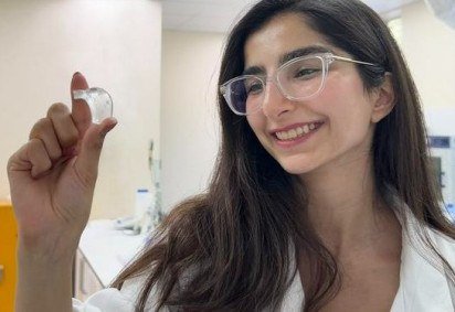 Saba Firouznia, autora principal, exibe o componente da tecnologia de metal l&iacute;quido que amplifica a pot&ecirc;ncia de rob&ocirc;s e vest&iacute;veis -  (crédito: Saba Firouznia/Arquivo pessoal)