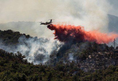 Centenas de bombeiros combatem incêndios que já consumiram mais de 20.000 hectares em Portugal, Espanha, França, Grécia e outros países -  (crédito:  AFP) -Centenas de bombeiros combatem incêndios que já consumiram mais de 20.000 hectares em Portugal, Espanha, França, Grécia e outros países -  (crédito:  AFP)