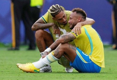 Neymar recebeu cartão amarelo por esta falta em Martin Odegaard -  (crédito: Reuters) -Neymar recebeu cartão amarelo por esta falta em Martin Odegaard -  (crédito: Reuters)