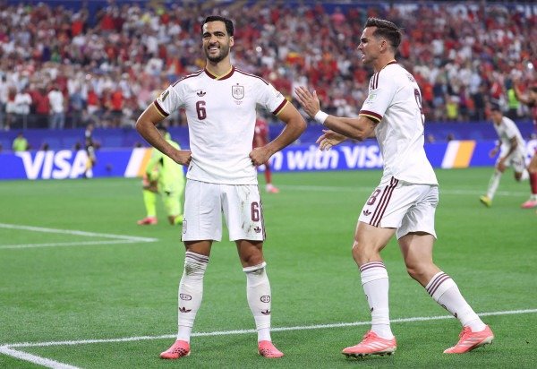 Autor do gol da vitória da Espanha pór 1 x 0 sobre Portugal, Mikel Merino comemora o tento que rendeu a classificação às quartas de final da Copa do Mundo -  (crédito:  AFP)