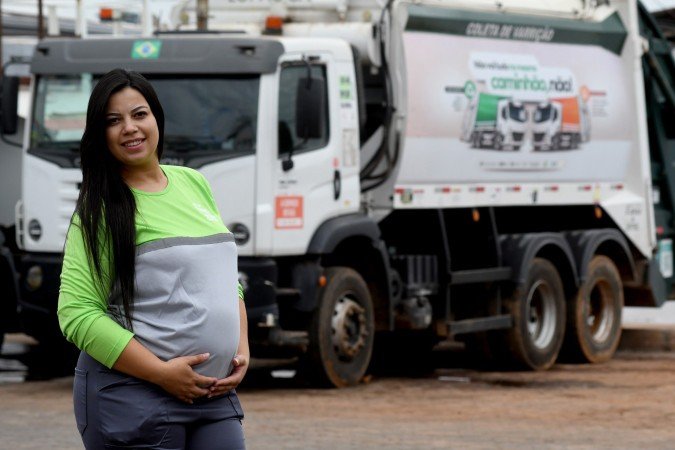 Tamara Dias começou a trabalhar no SLU como gari e hoje é uma das seis mulheres entre os 520 motoristas da empresa - (crédito: Marcelo Ferreira/CB/D.A Press) Tamara Dias começou a trabalhar no SLU como gari e hoje é uma das seis mulheres entre os 520 motoristas da empresa - (crédito: Marcelo Ferreira/CB/D.A Press)