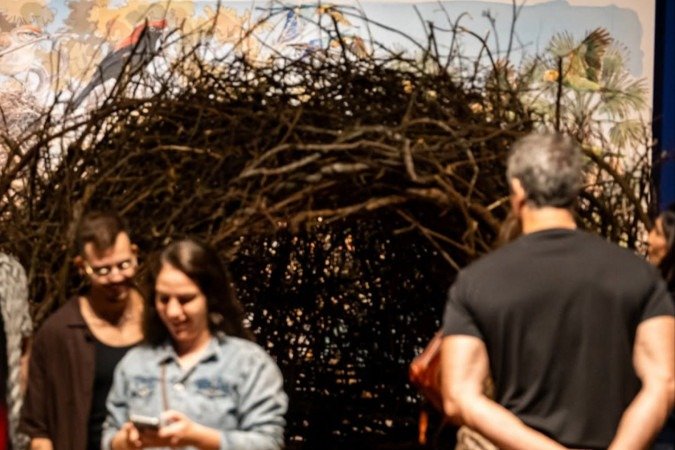 Grande ninho de madeira imersivo produzido pelo artista Ricardo Siri com galhos da poda sustentável de árvores do Jardim Botânico do Rio de Janeiro