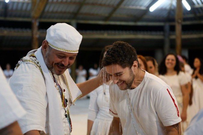Gabriel Luiz, recebendo o amaci, um banho de equilíbrio e proteção, do meu babalaô (pai de santo)