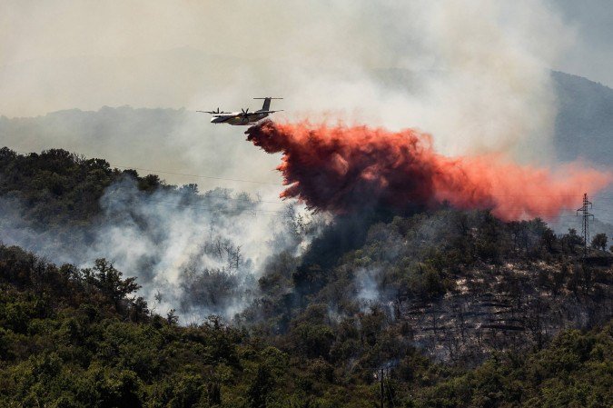 Centenas de bombeiros combatem incêndios que já consumiram mais de 20.000 hectares em Portugal, Espanha, França, Grécia e outros países - (crédito: AFP) Centenas de bombeiros combatem incêndios que já consumiram mais de 20.000 hectares em Portugal, Espanha, França, Grécia e outros países - (crédito: AFP)