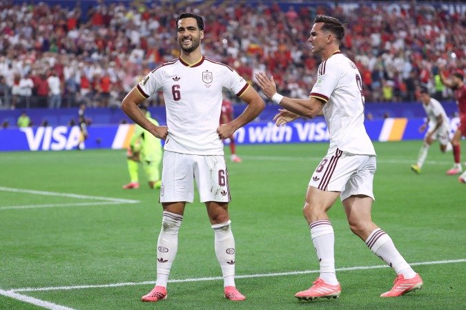 Autor do gol da vitória da Espanha pór 1 x 0 sobre Portugal, Mikel Merino comemora o tento que rendeu a classificação às quartas de final da Copa do Mundo -  (crédito:  AFP)