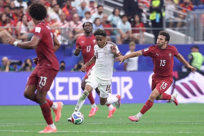 Nesta segunda-feira (6/7) a Espanha conseguiu vencer o Clássico Ibérico contra Portugal por 1 a 0 e garantiu classificação às quartas de final da Copa do Mundo 2026 - (crédito: AFP) Nesta segunda-feira (6/7) a Espanha conseguiu vencer o Clássico Ibérico contra Portugal por 1 a 0 e garantiu classificação às quartas de final da Copa do Mundo 2026 - (crédito: AFP)