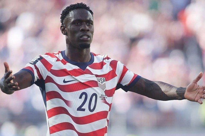 Folarin Balogun é consolado pelos colegas de equipe após o cartão vermelho - (crédito: Los Angeles Times via Getty Images) Folarin Balogun é consolado pelos colegas de equipe após o cartão vermelho - (crédito: Los Angeles Times via Getty Images)