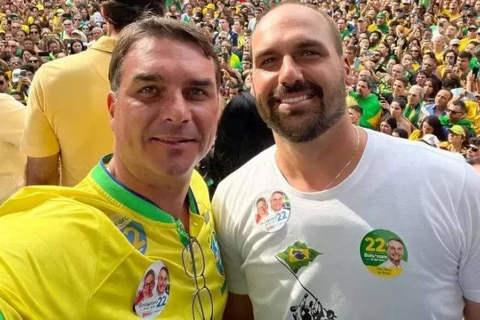 Flávio e Eduardo Bolsonaro associaram a eliminação da Seleção Brasileira na Copa do Mundo de 2026 ao presidente Lula e ao Partido dos Trabalhadores - (crédito: Reprodução/Instagram) Flávio e Eduardo Bolsonaro associaram a eliminação da Seleção Brasileira na Copa do Mundo de 2026 ao presidente Lula e ao Partido dos Trabalhadores - (crédito: Reprodução/Instagram)