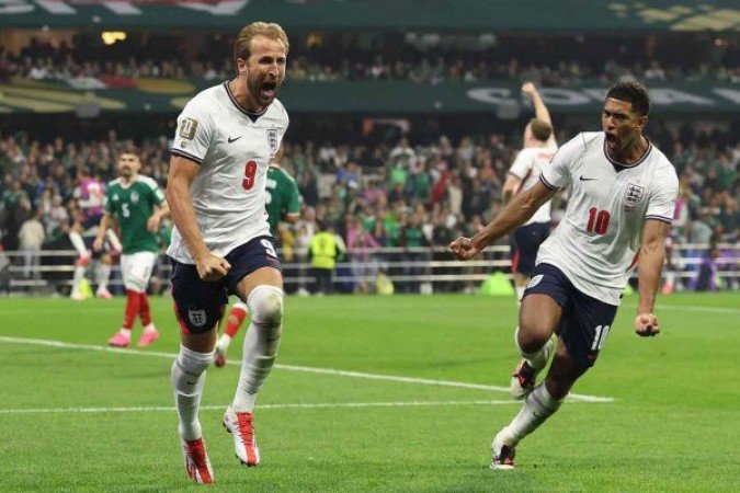 MEXICO CITY, MEXICO - JULY 05: Harry Kane e Jude Bellingham comemoram o gol que deu a vitória à Inglaterra sobre o México neste domingo (5) pelas oitavas de final da Copa - - (crédito: Foto: Charlotte Wilson/Getty Images) MEXICO CITY, MEXICO - JULY 05: Harry Kane e Jude Bellingham comemoram o gol que deu a vitória à Inglaterra sobre o México neste domingo (5) pelas oitavas de final da Copa - - (crédito: Foto: Charlotte Wilson/Getty Images)