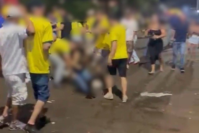 Crime aconteceu após o jogo entre Brasil e Noruega; vítima de 27 anos foi atacada com garrafas e facas, e os cinco suspeitos foram presos pela Polícia Militar - (crédito: Reprodução/Redes Sociais) Crime aconteceu após o jogo entre Brasil e Noruega; vítima de 27 anos foi atacada com garrafas e facas, e os cinco suspeitos foram presos pela Polícia Militar - (crédito: Reprodução/Redes Sociais)