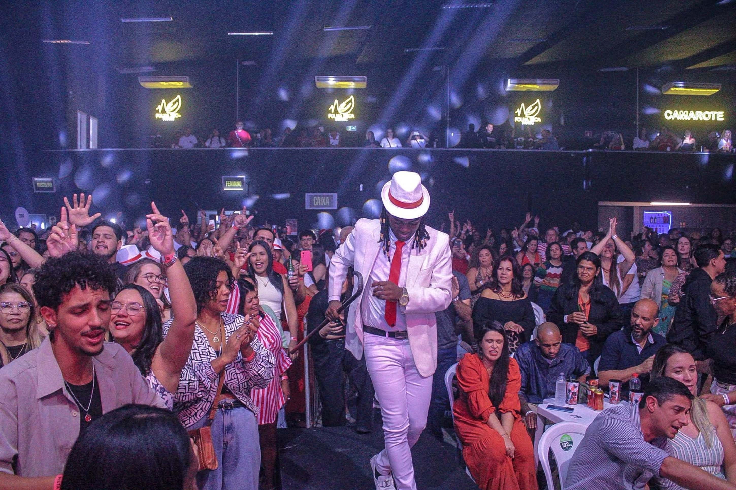 Da jurema nordestina ao ber&ccedil;o do samba carioca. Z&eacute; Pilintra migrou do Catimb&oacute; para os morros do Rio, adotando o terno branco e o chap&eacute;u panam&aacute;