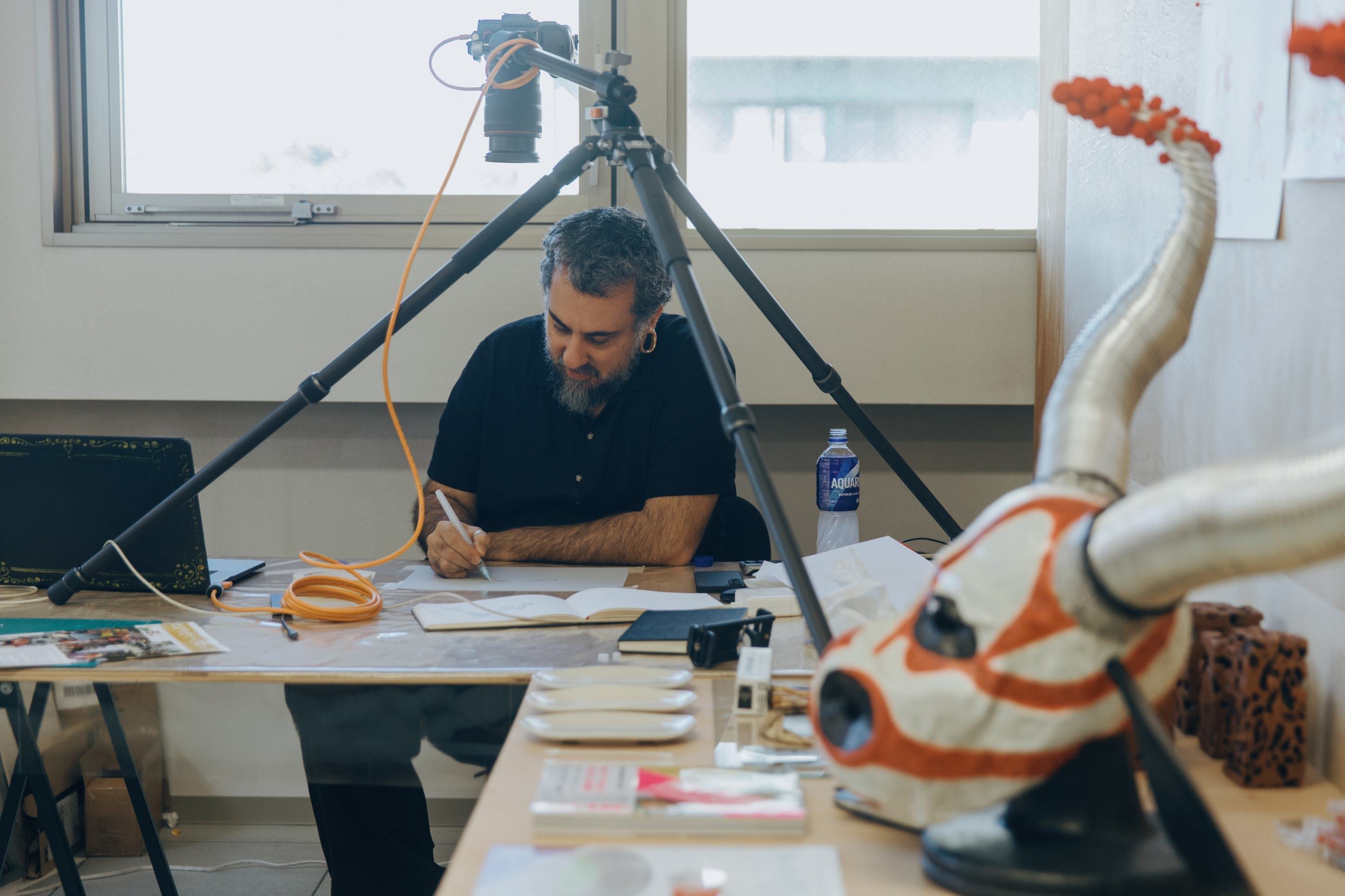 Passageiro Exposi&ccedil;&atilde;o de Jo&atilde;o Angelini. Abertura hoje, &agrave;s 17h, na (Refer&ecirc;ncia Galeria &ndash; CLN 202 bloco B loja 11, subsolo) Visita&ccedil;&atilde;o at&eacute; 28 de agosto, de segunda a sexta, das 10h &agrave;s 19h, e s&aacute;bados, das 10h &agrave;s 14h. Entrada gratuita 